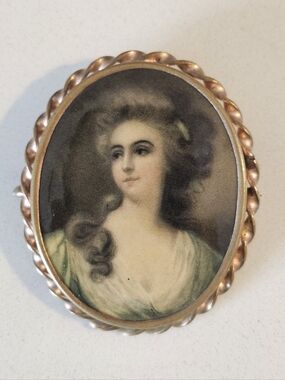 Antique Portrait Cameo Brooch Of An 18c Women  in Gold Frame